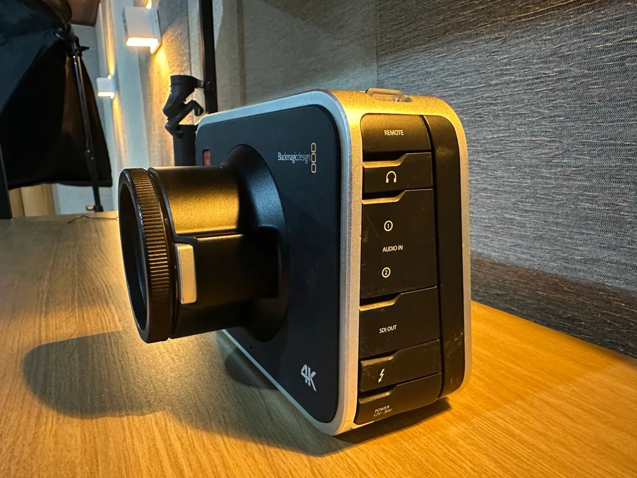 CÂMERA BLACKMAGIC DESIGNER 4K + LENTE 18-135 + ITENS - Foto 3