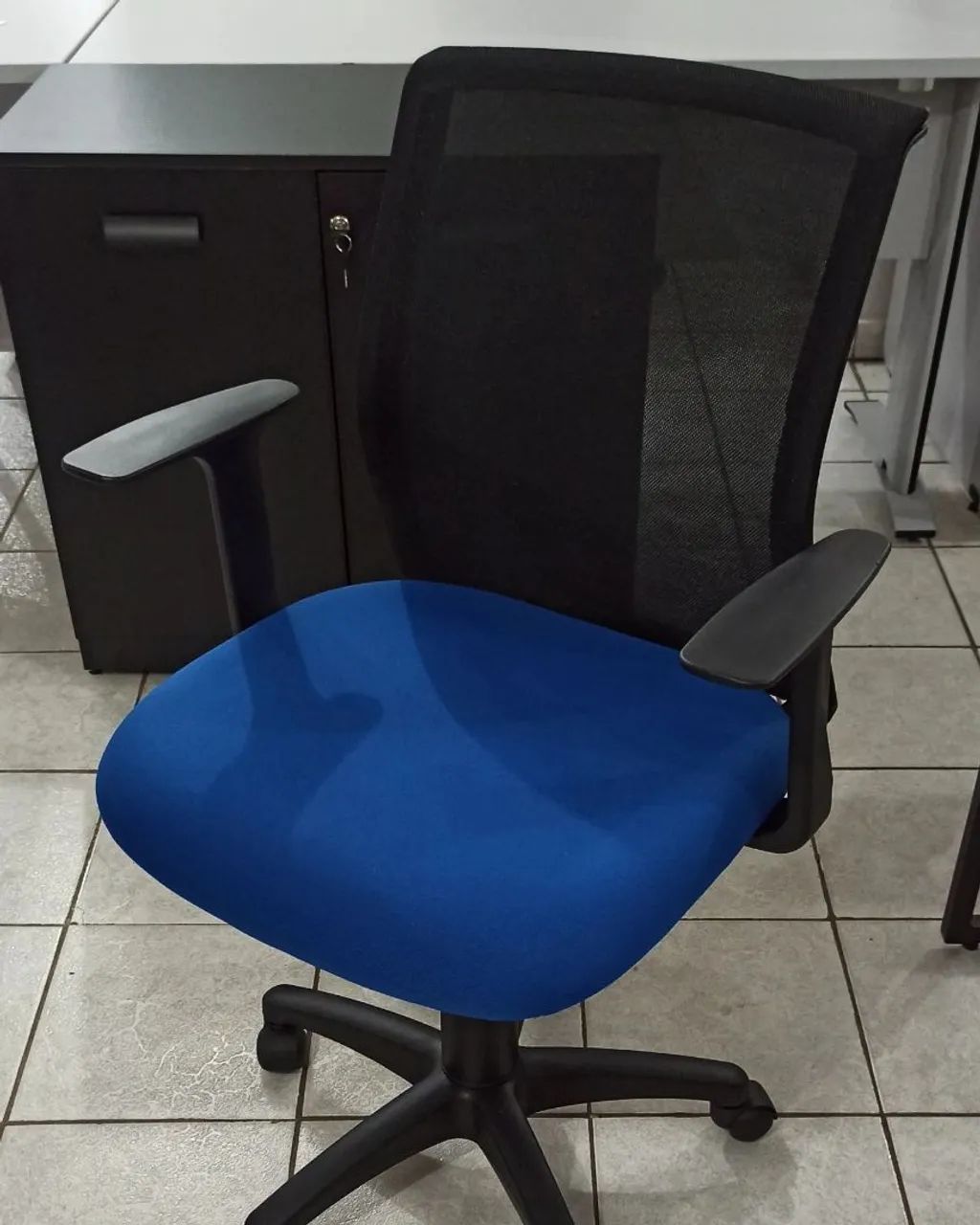 Cadeira giratória azul  - Foto 2