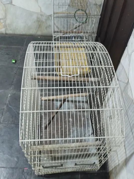 Vendo 2 gaiolas grandes para calopsitas e periquito 