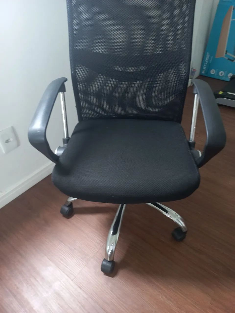 Cadeira Giratória com Encosto de Malha