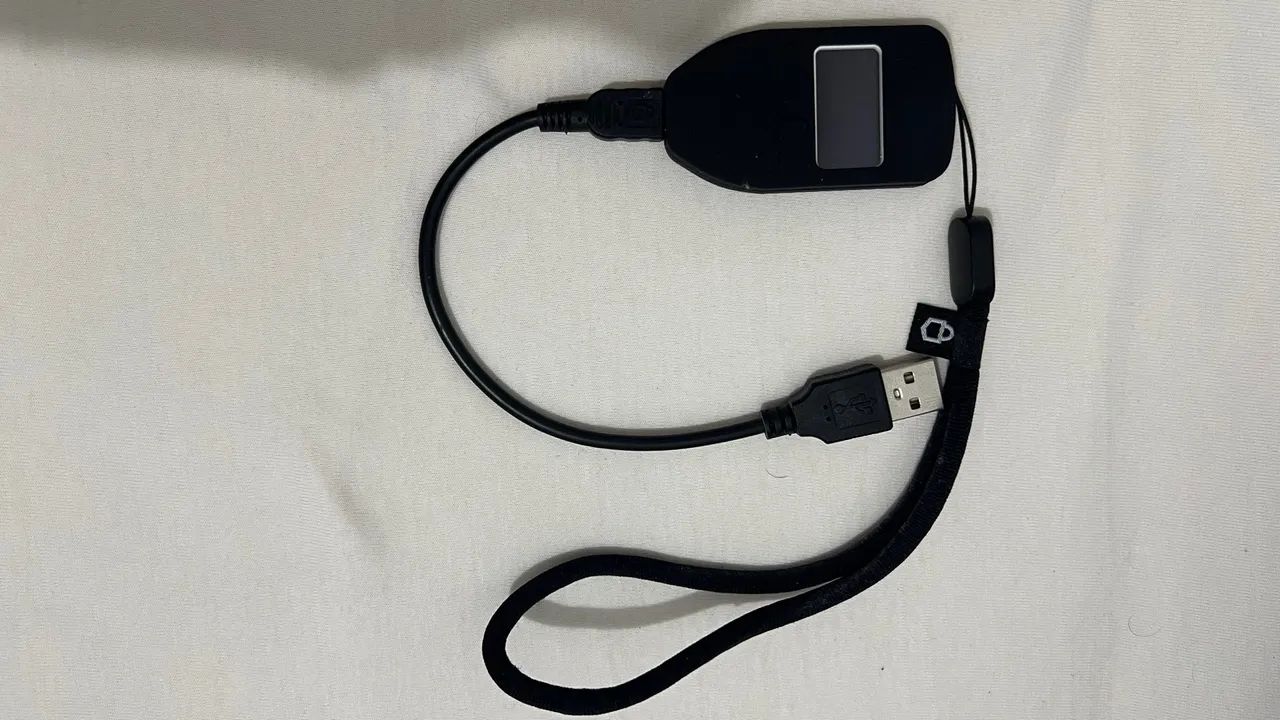 Carteira de Criptomoedas Trezor One Branca - Original, com Capinha e Cabo USB - Foto 2