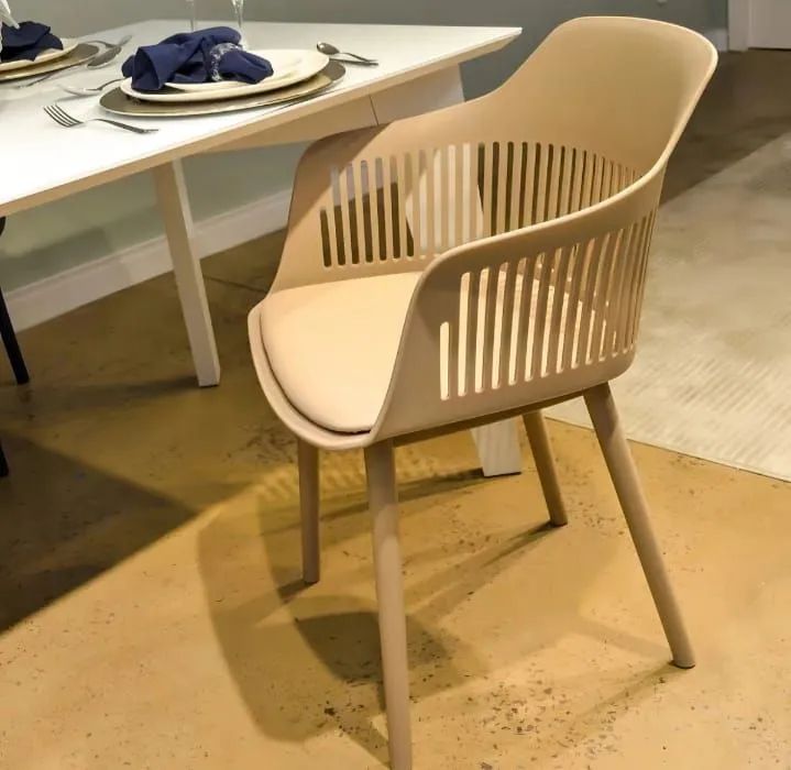 Cadeira de Jantar em Polipropileno Bege com Assento Estofado e Design Moderno