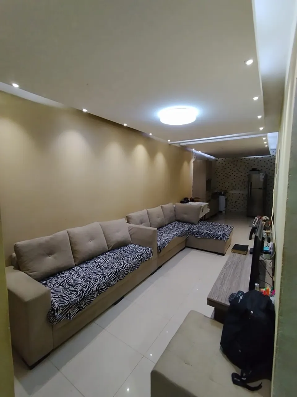 Casa 2/4, suite, varanda e área de serviço, frente de rua