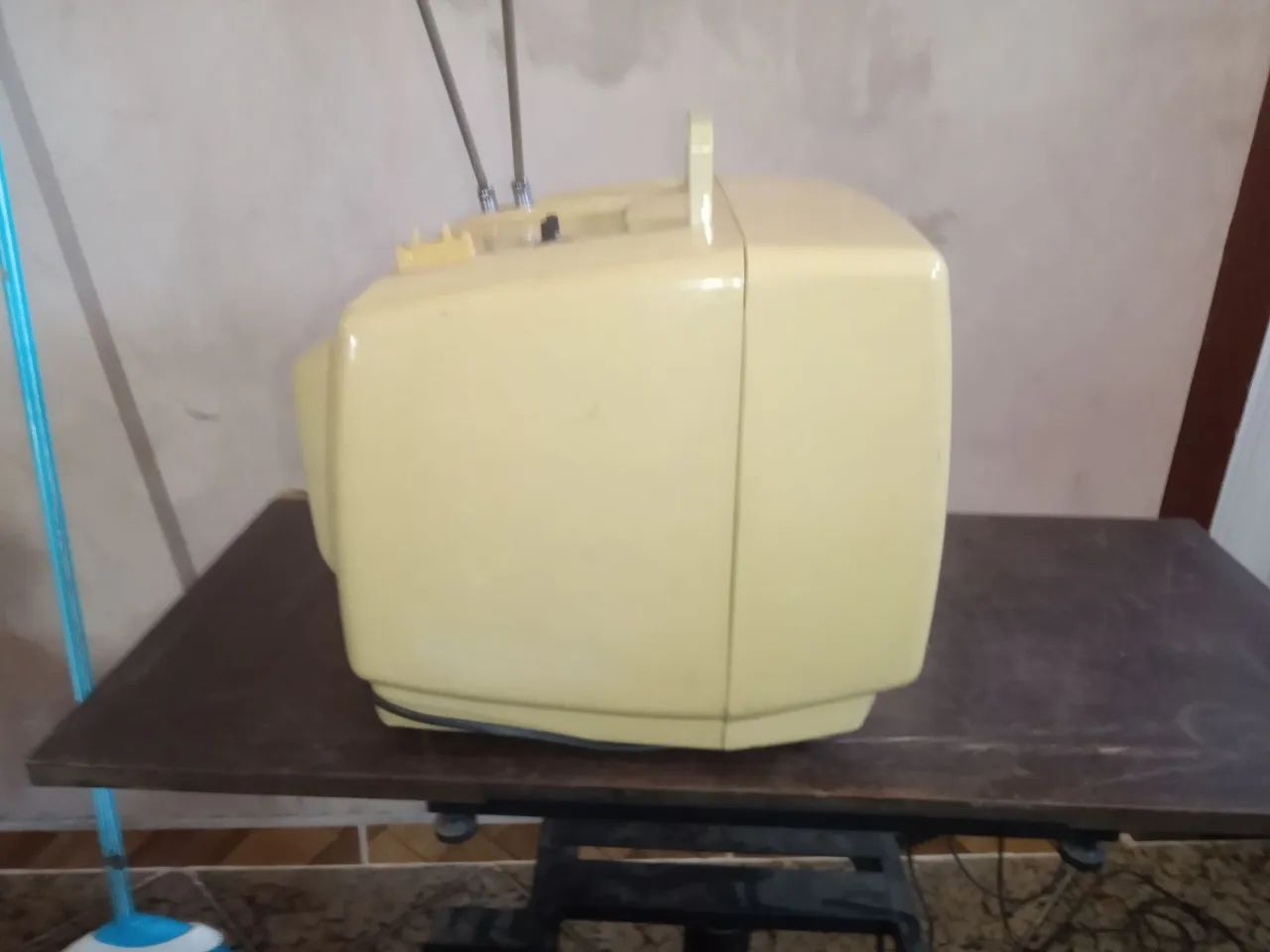 10-INCH SEMP TV.. PLEASE READ DESCRIPTION..64520823492609121