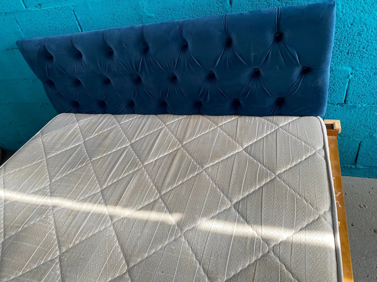 Cama queen com colchão 