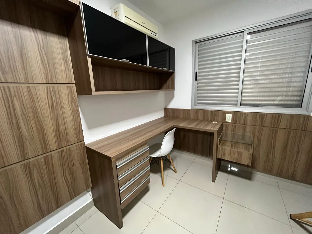 Mesa e armário 