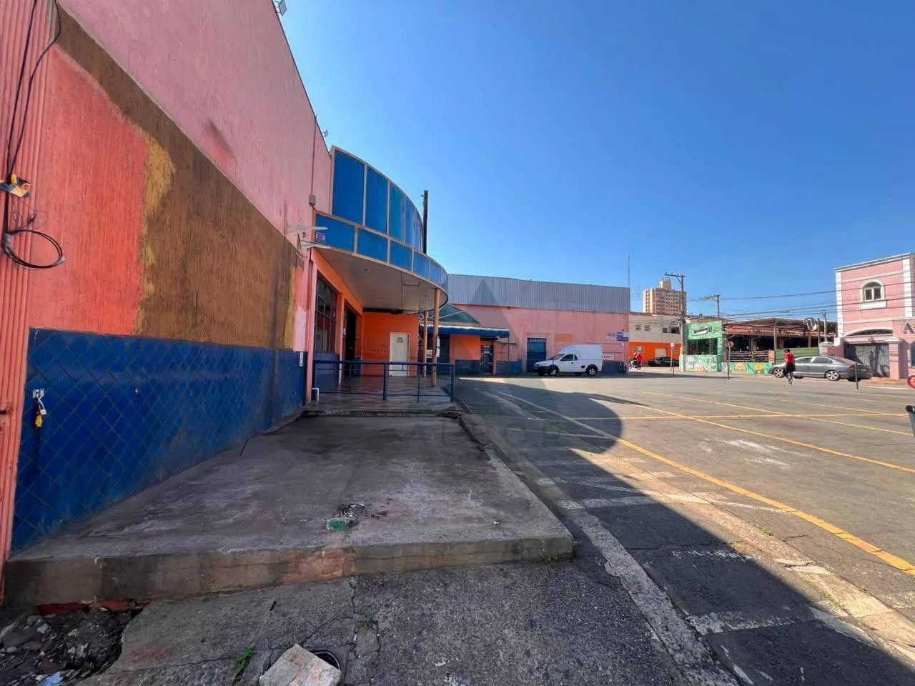 Salão Comercial Amplo com Excelente Estacionamento Próprio  Excelente Localização - Foto 2
