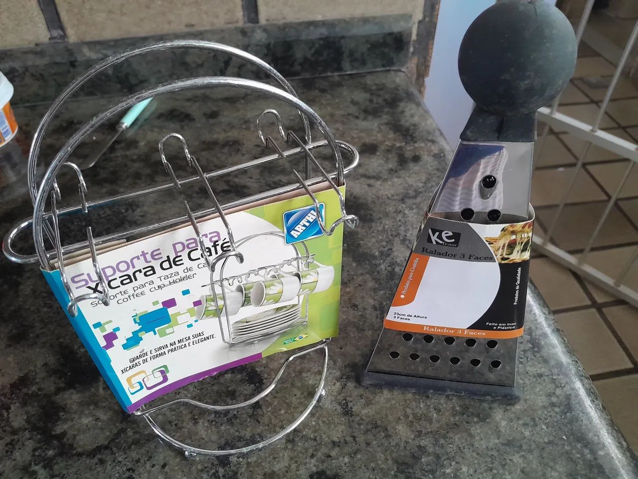 Suporte pa 6 xícaras de café + 1 ralador de 3 faces