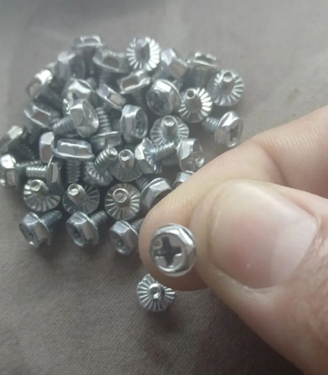 Kit 30 Parafusos Phillips Sextavados 5 mm para PCs em Geral - Foto 4
