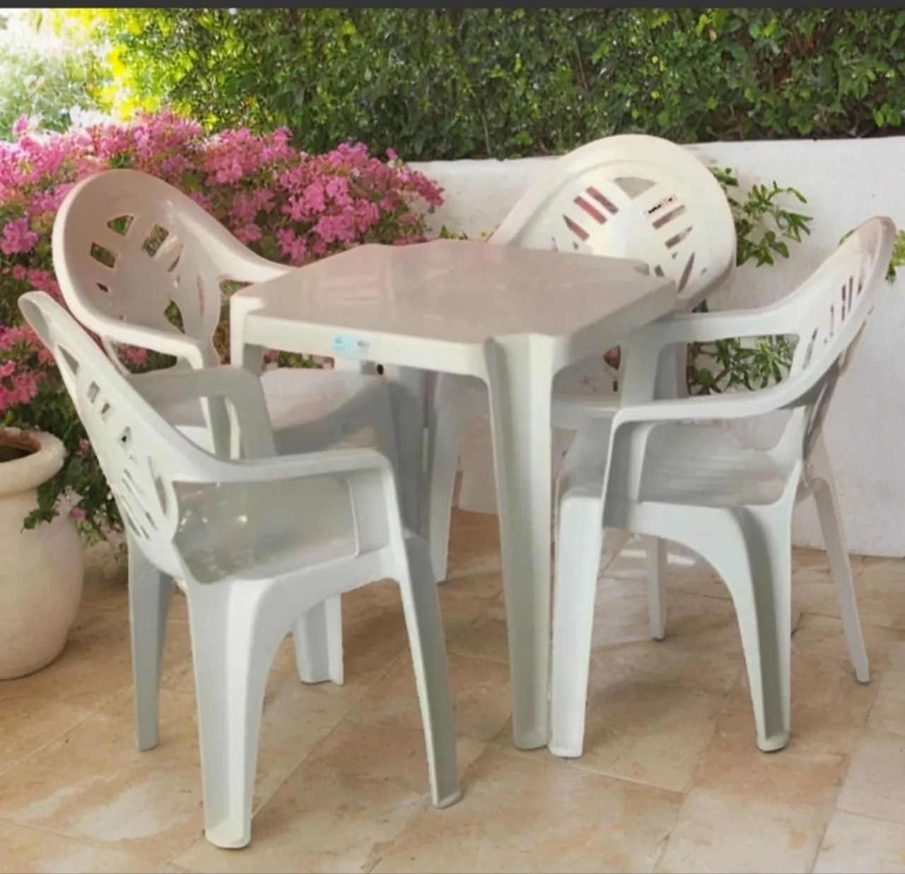 Conjuntos de mesas - Kits com 4 cadeiras plásticas 