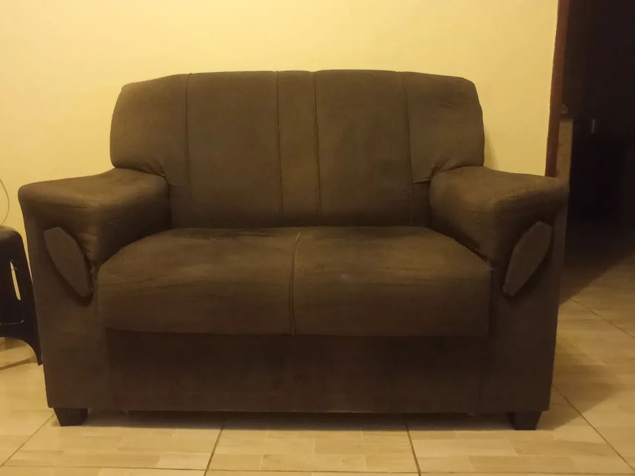 Jogo de sofá marrom. 2 e 3 lugares. 