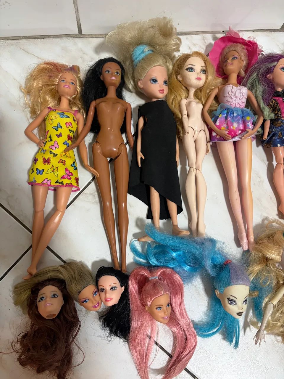 Sucatas Barbie e monster high e outras bonecas - Foto 2