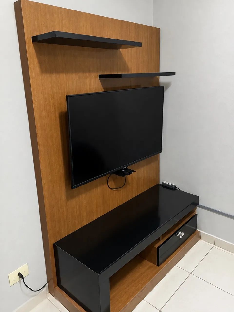 TV 43" e Rack