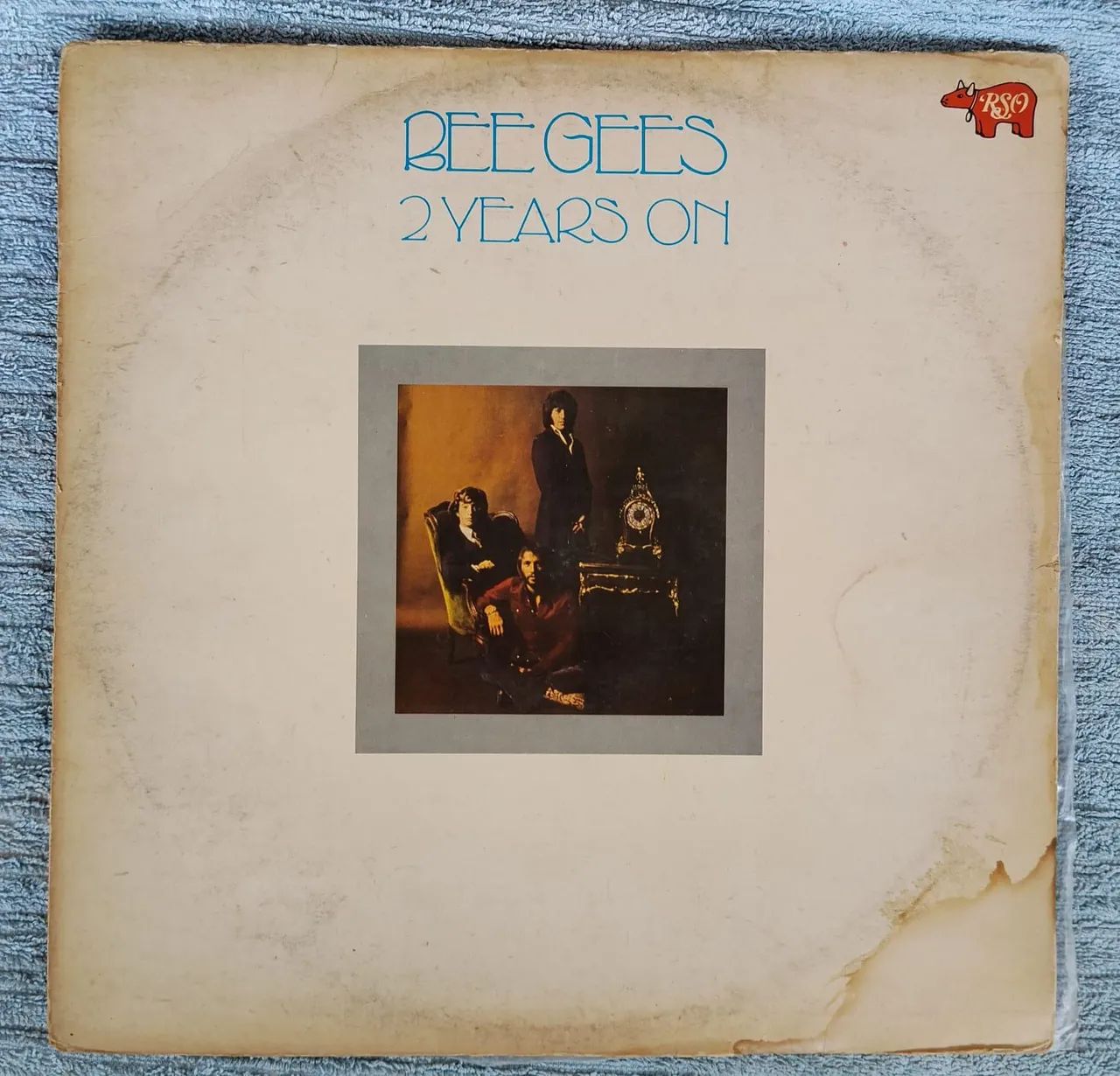 lp disco de vinil bee gees 2 years on toca disco radiola vitrola som antigo antiguidade 