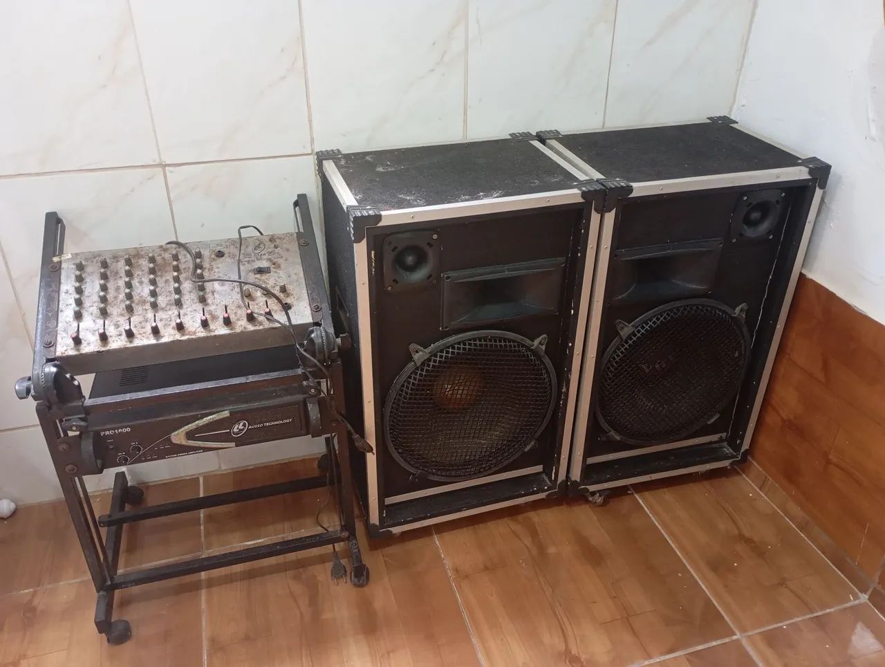 Vendo caixas, mesa de som e potência.
