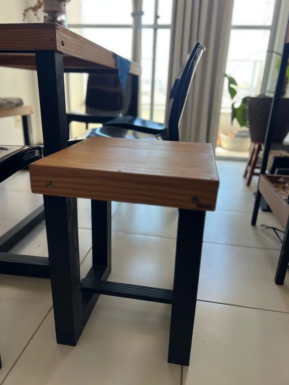 Mesa com 4 cadeiras e três bancos. (Duas almofadas de brinde) - Foto 5