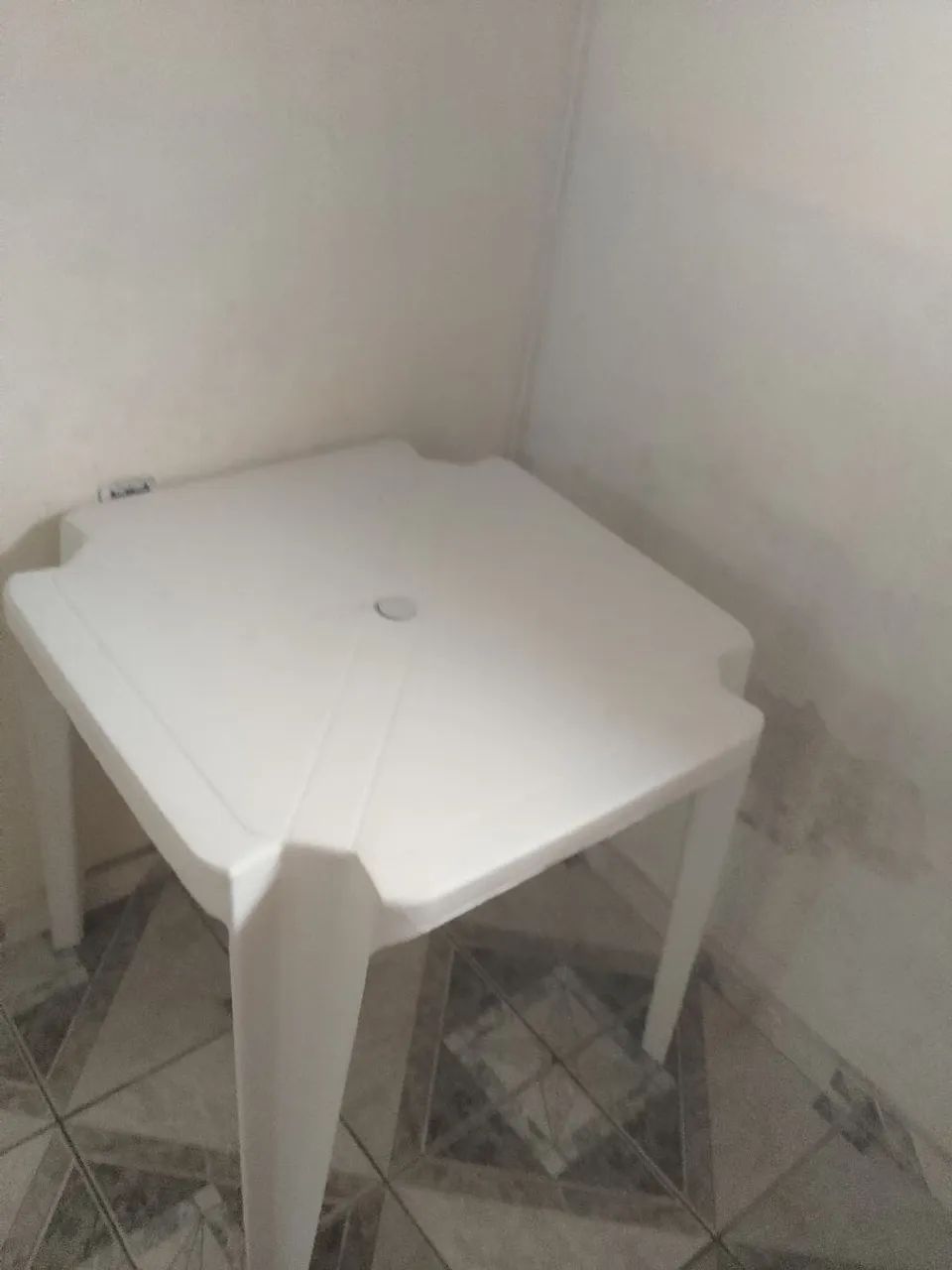 3 mesas e 6 cadeiras 