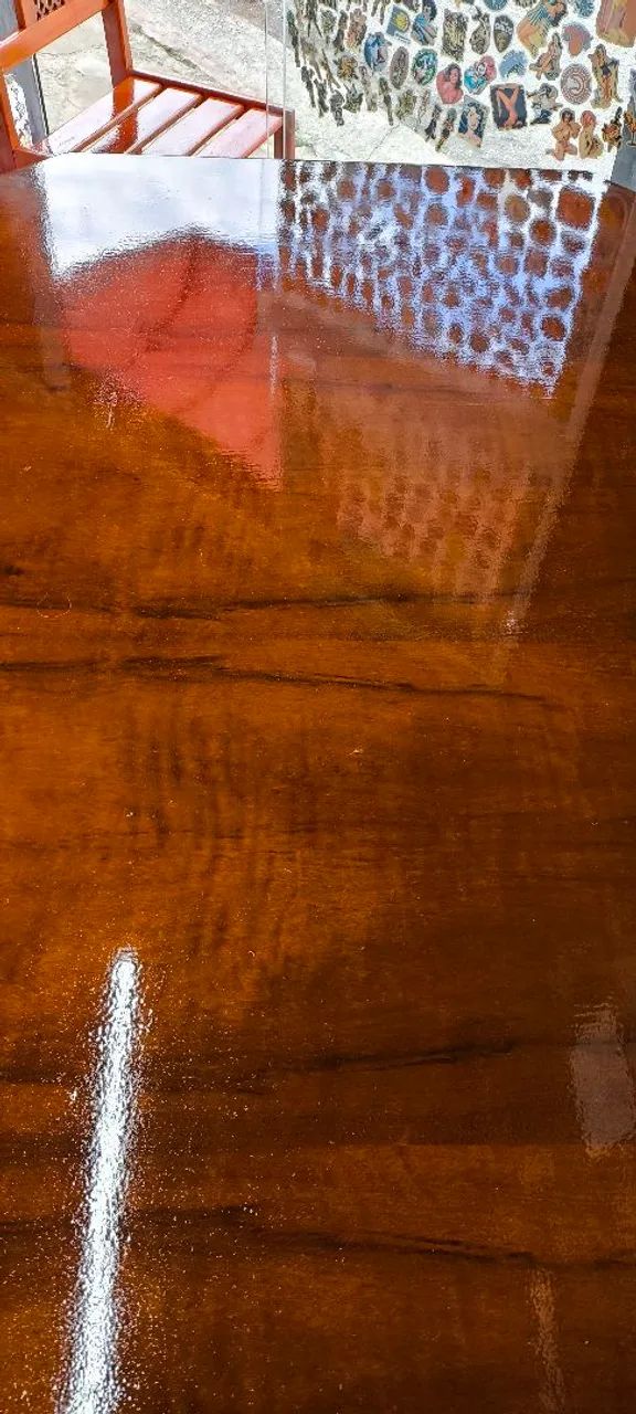 Mesa de madeira quadrada 