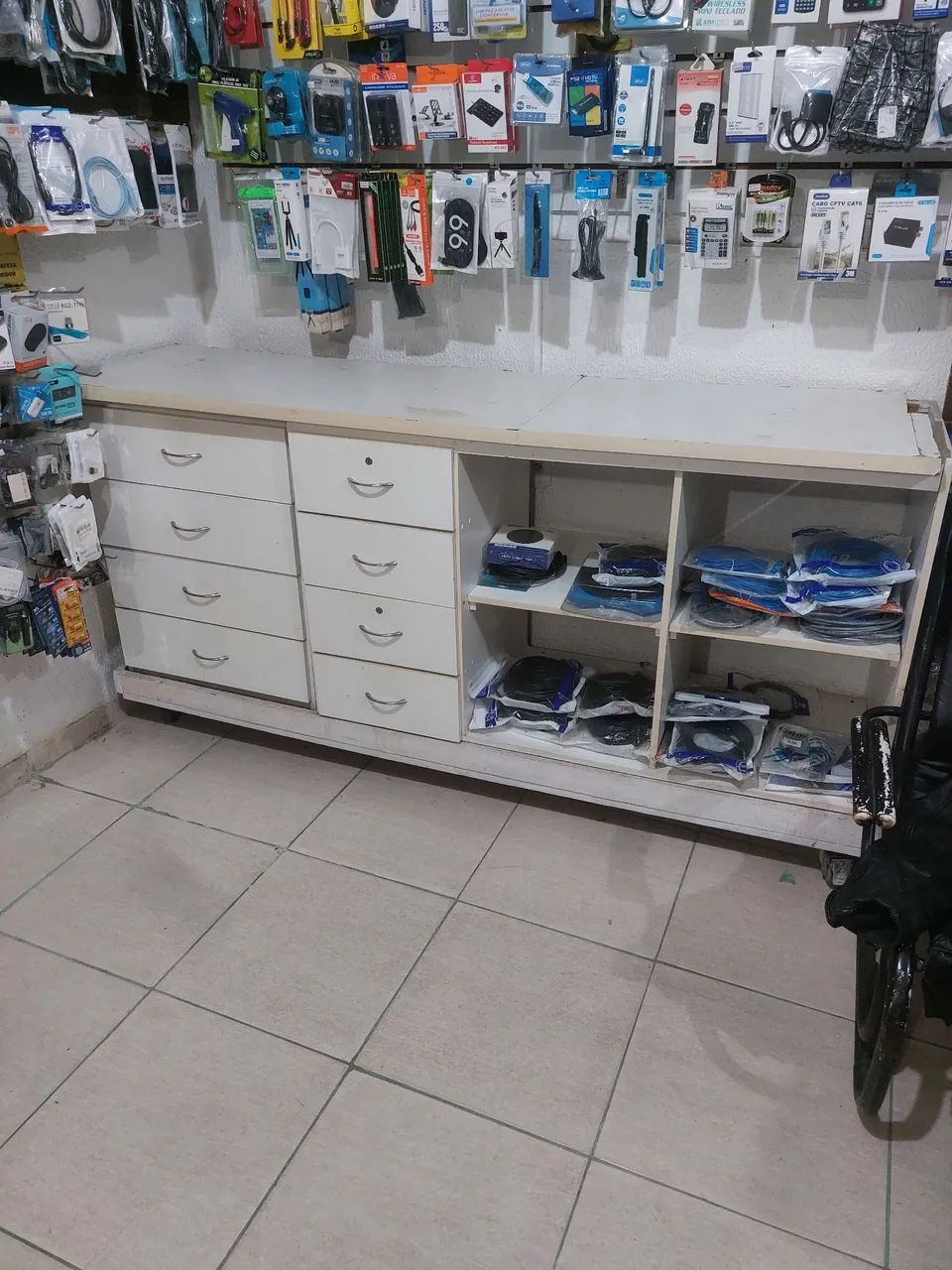 Balcão comercial em MDF branco para loja, escritório ou casa.