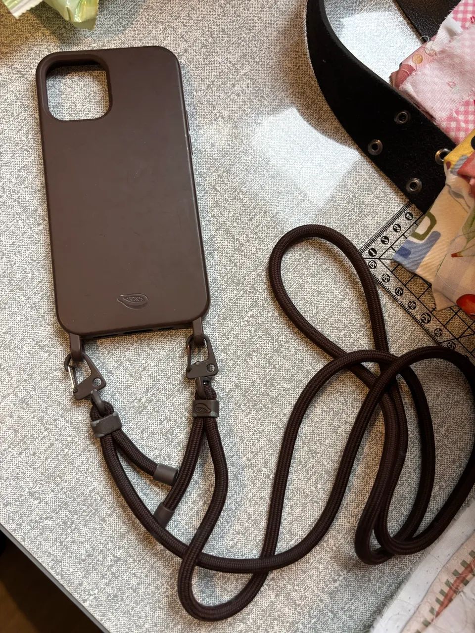Capa com cordão da marca Papaya marrom para iPhone 12 - Foto 3