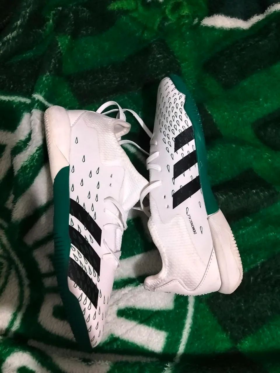 Modelo: adidas Predator Freak .3 (FZ3702) - chuteira de quadra