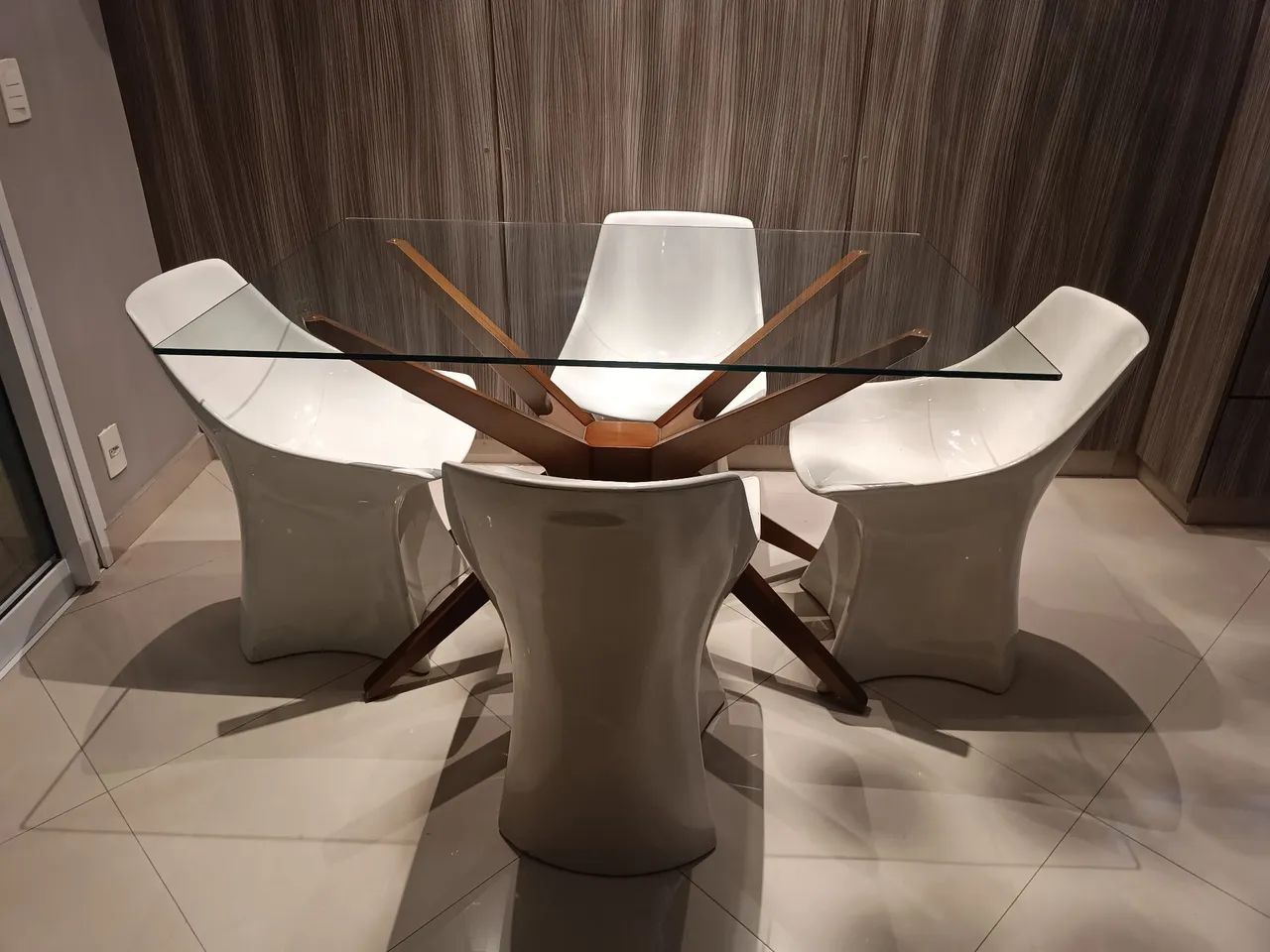 Elegante mesa de jantar com 4 cadeiras 