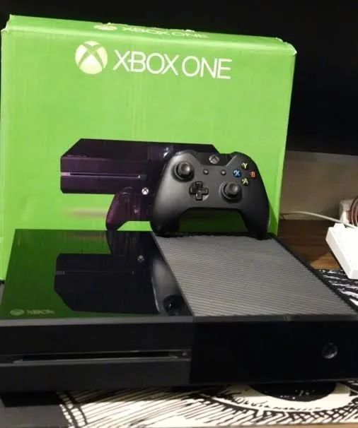 Vendo Xbox Box One FAT com dois controles - Consoles de Vídeo Game
