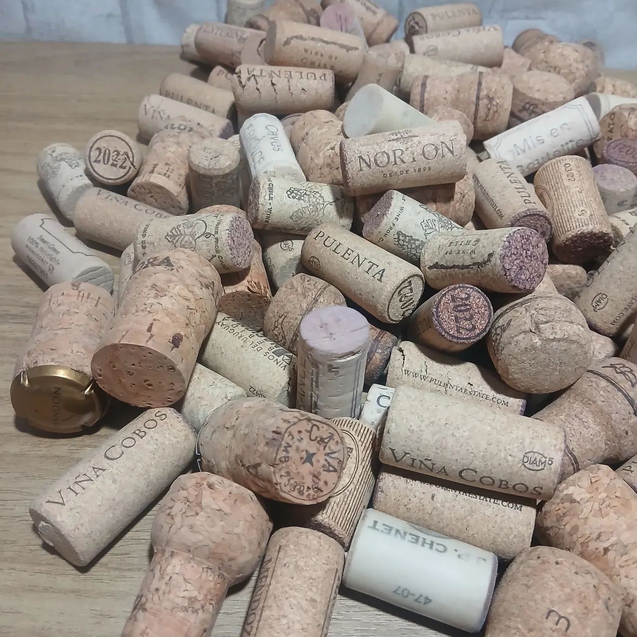 Lote com 130 rolhas de cortiça variadas - Foto 4