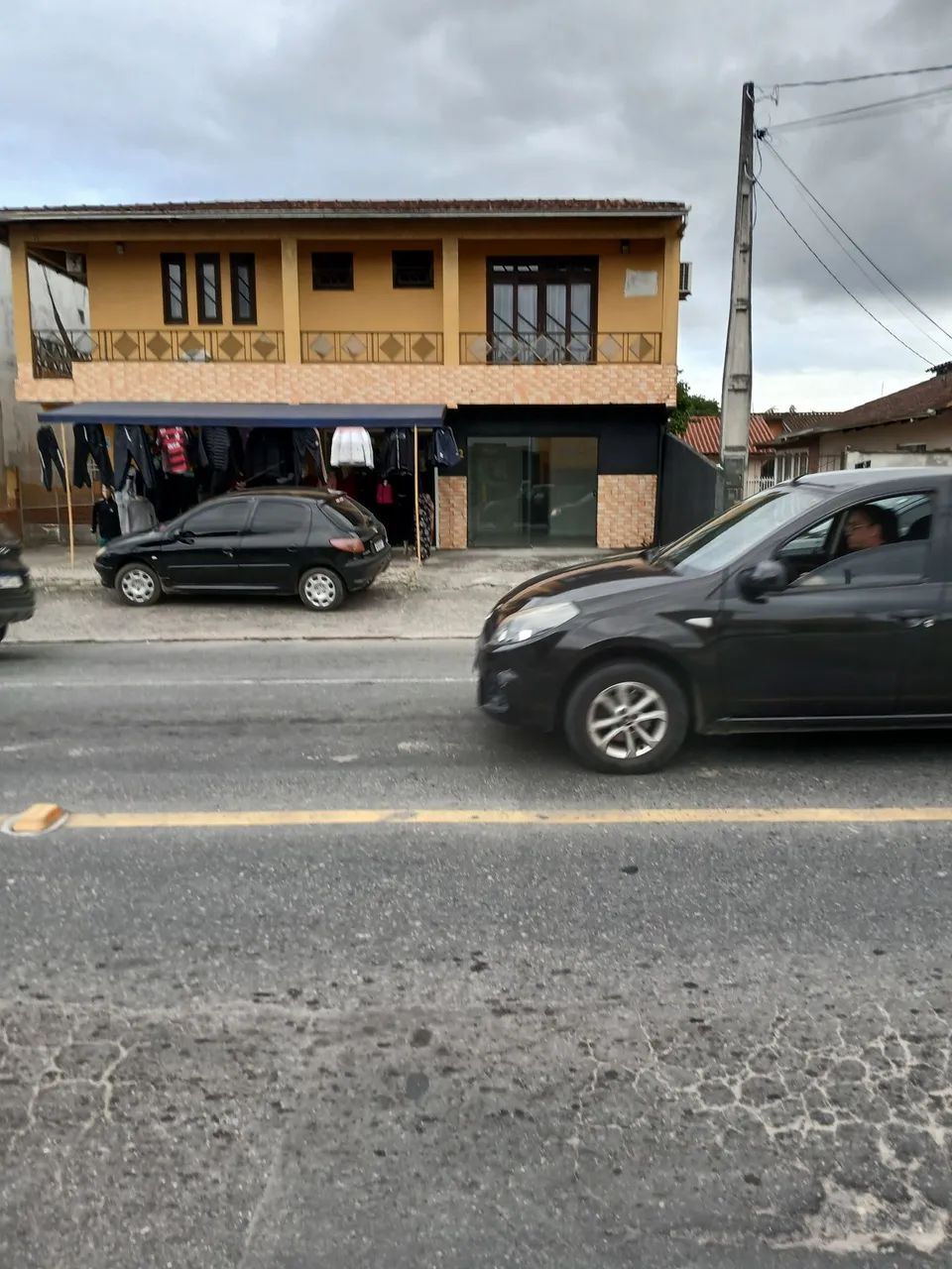Aluga-se sala comercial