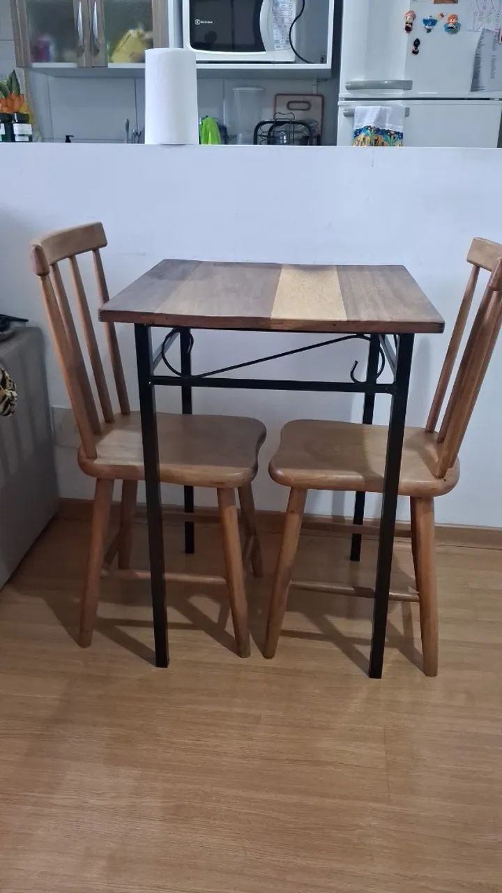 Mesa de madeira e ferro com 2 lugares com cadeiras