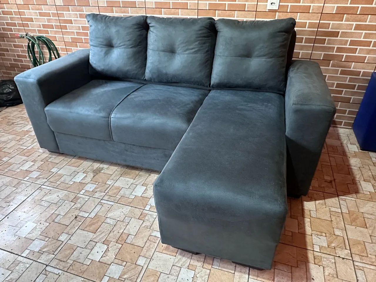 SOFÁ 3 LUGARES COM CHAISE NOVO R$:550 COM ENTREGA WATTSZAP: * - Foto 2