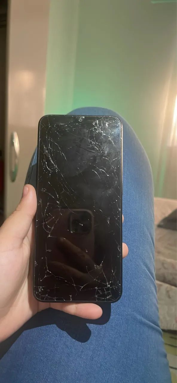 Celular quebrado que dá sinal