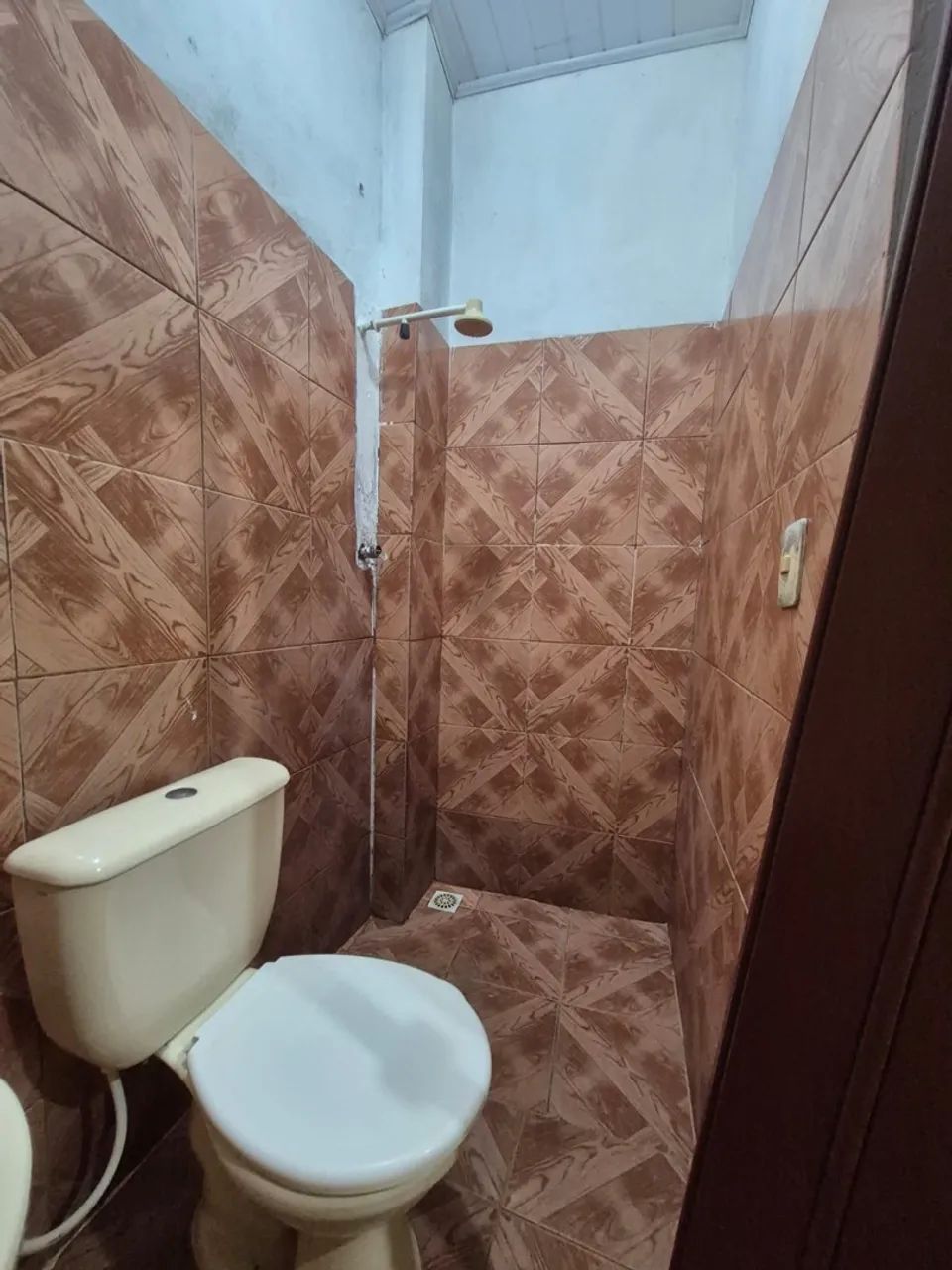 ALUGO KITNET COM ESPAÇO AMPLO COM BANHEIRO DENTRO.  - Foto 2