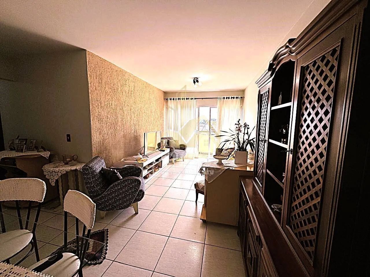 Apartamento com 102 m2, sala dois ambientes, 3 quartos e sacada no centro.
