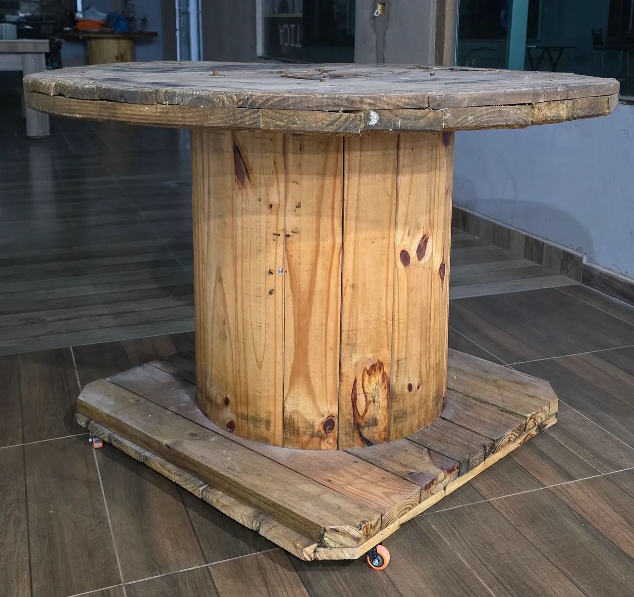 Mesa de bobina de madeira