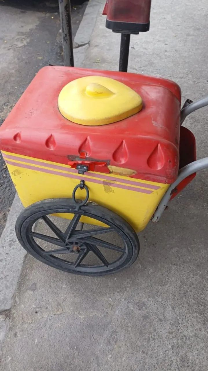 Carrinho de picolé com placas de gelo