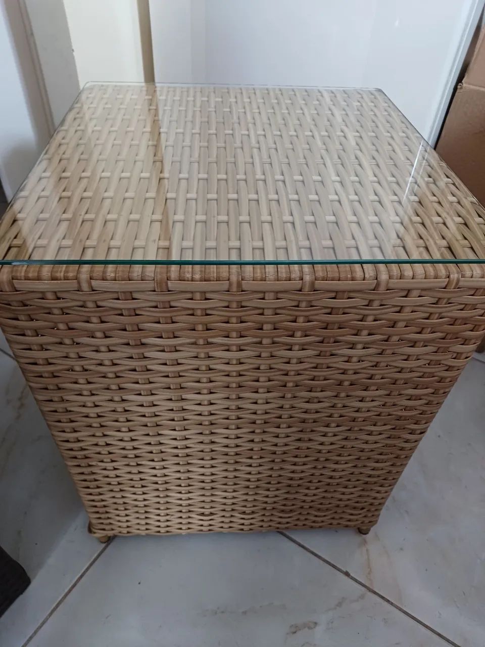 Mesa Lateral Cubo com tampo de vidro