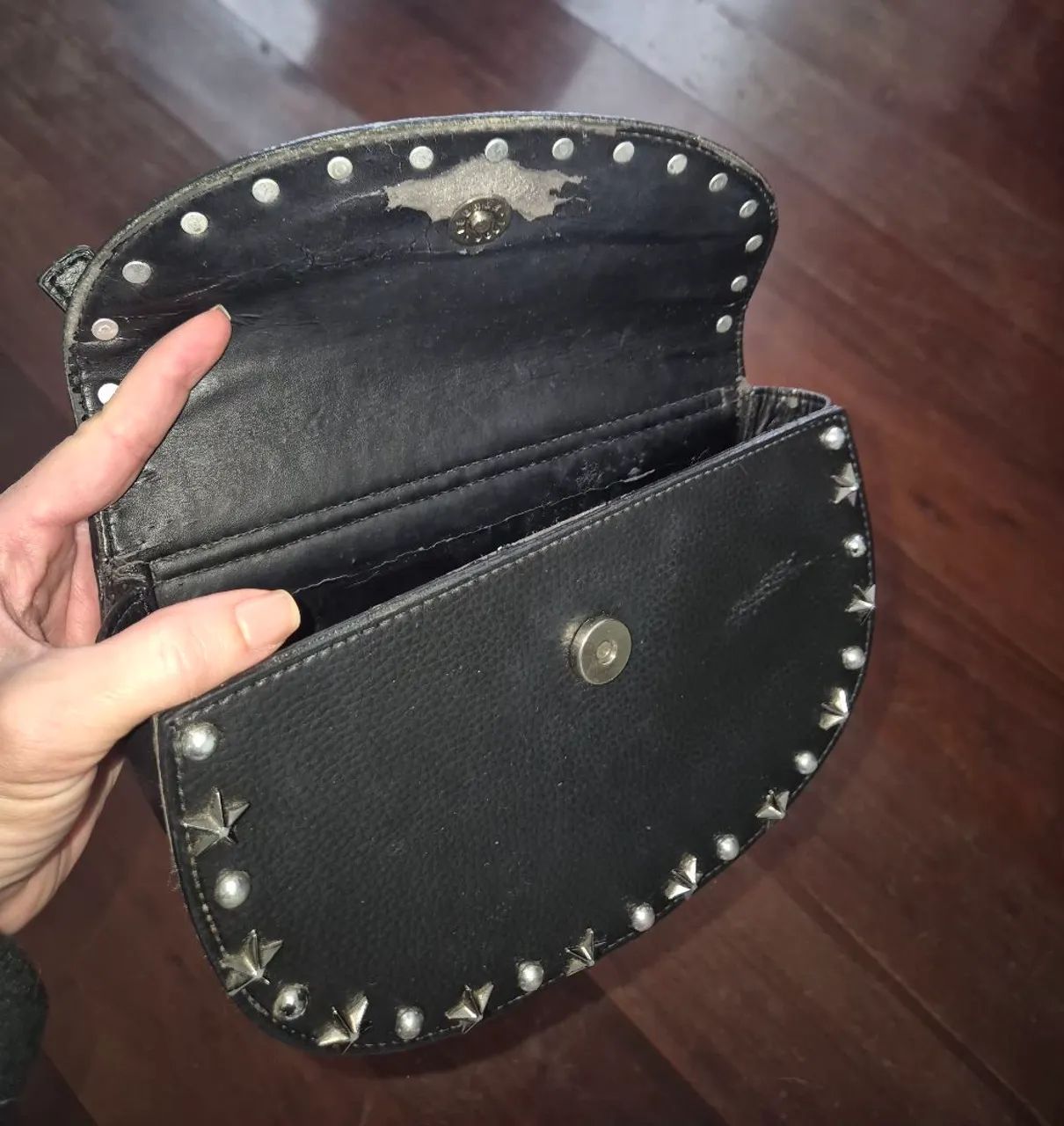 Bolsa transversal preta com detalhes de estrelas prata - Foto 5
