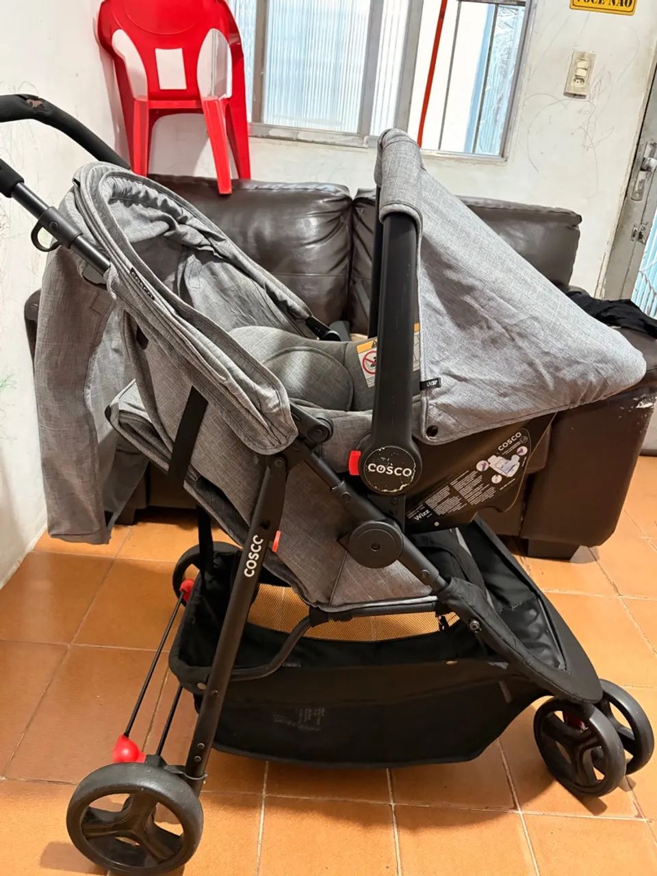 Carrinho de bebê com bebê conforto - Foto 3