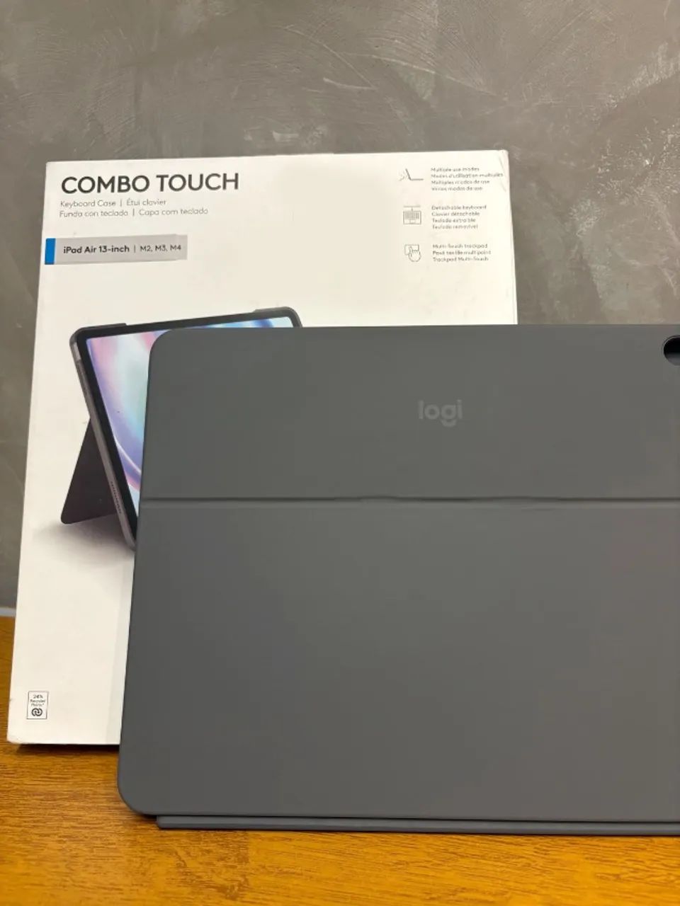 Capa com Teclado Logitech Combo Touch iPad Air 13" - Foto 3