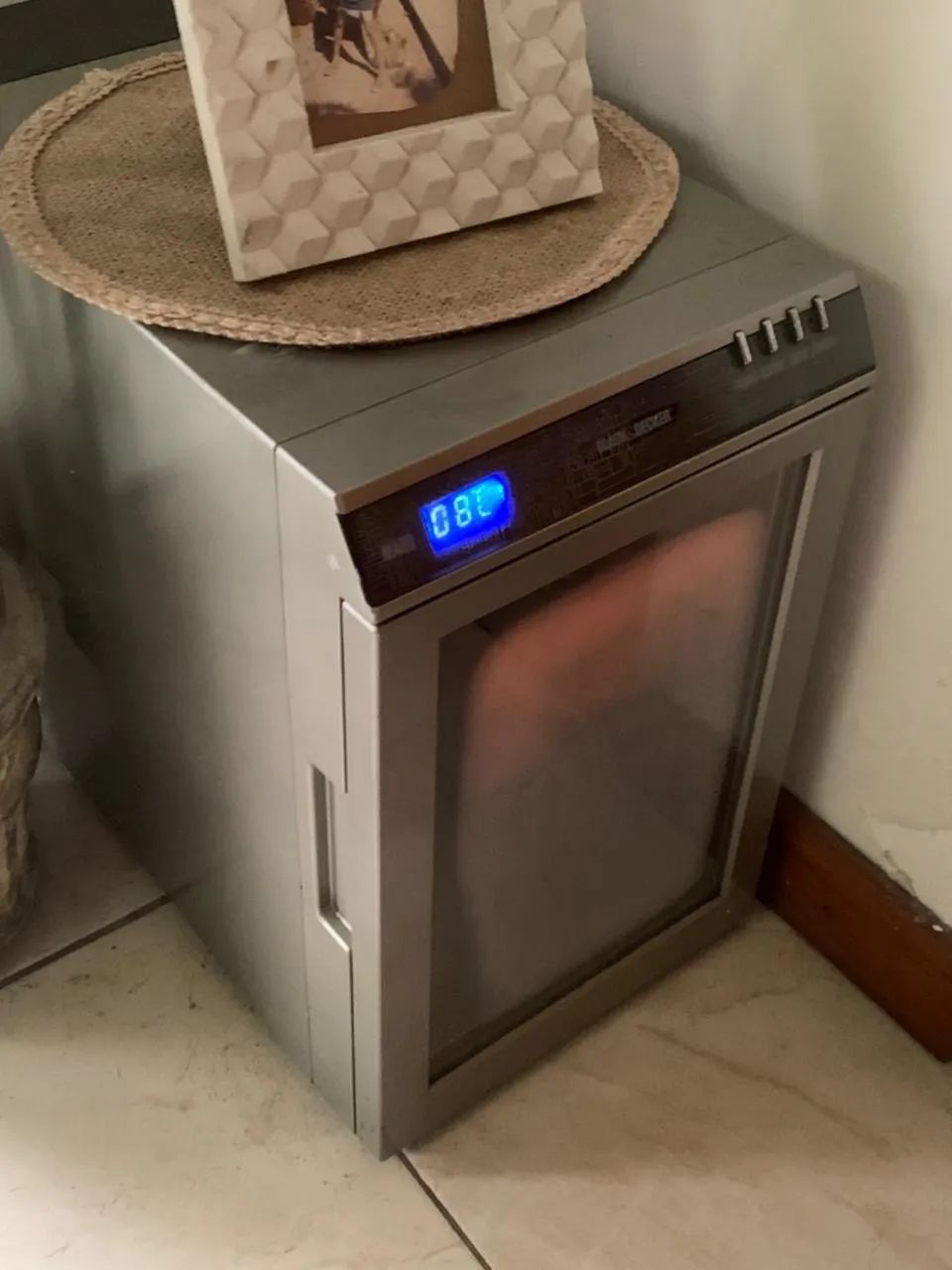 Mini Adega Black+Decker AM60 - Foto 3
