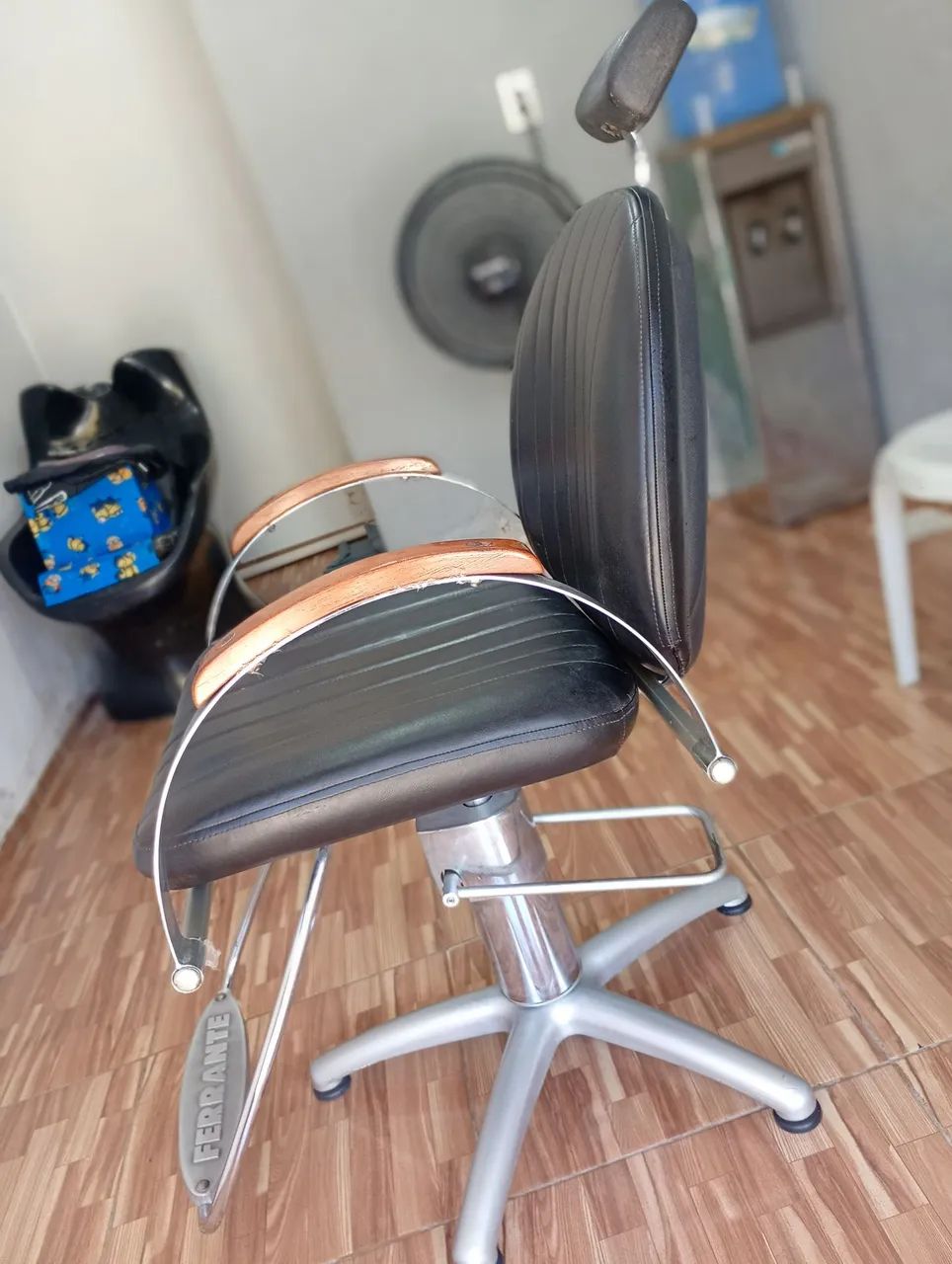 Cadeira de barbeiro profissional marca Ferrante  - Foto 2