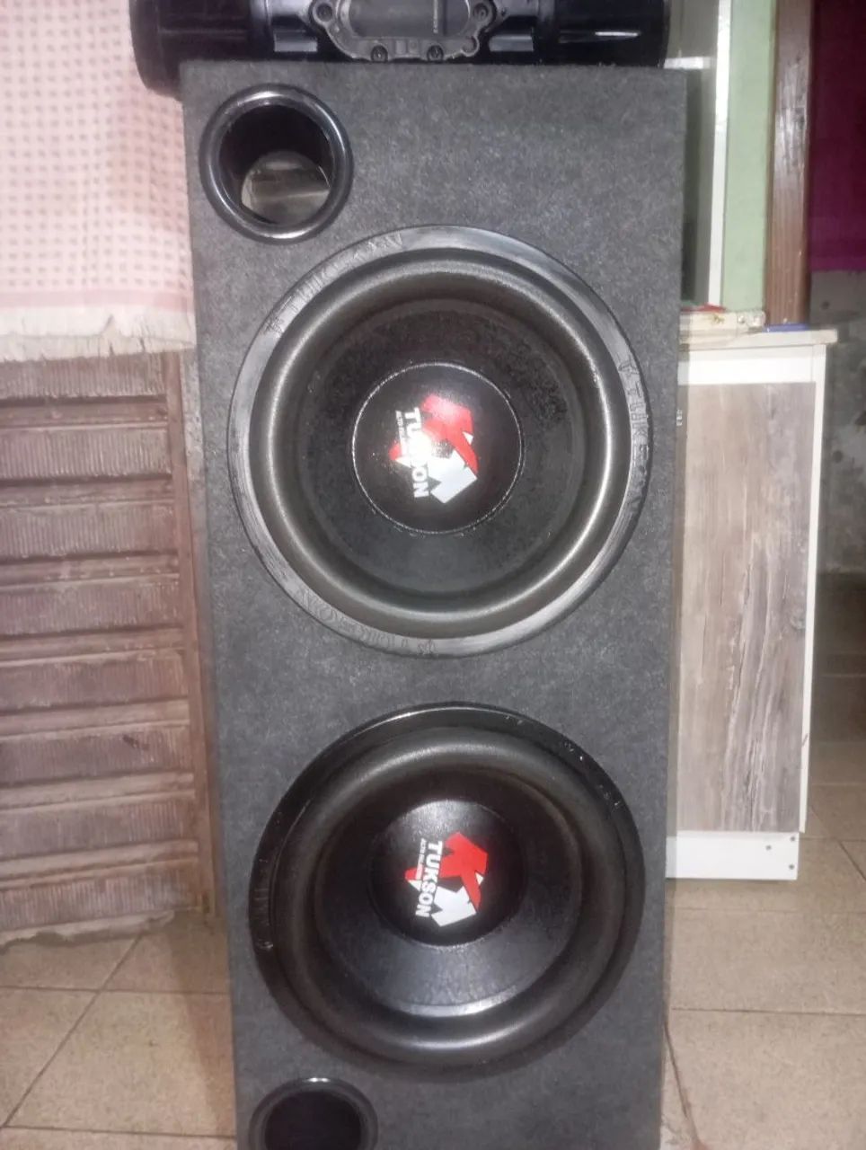 Vendo caixa com dois auto falantes 12 polegadas Tukson 420 wrms pra quem gosta de grave