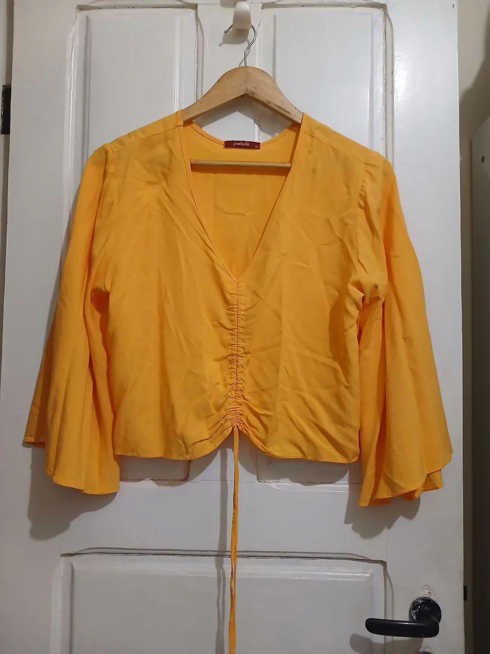 Blusa amarelo da produção 