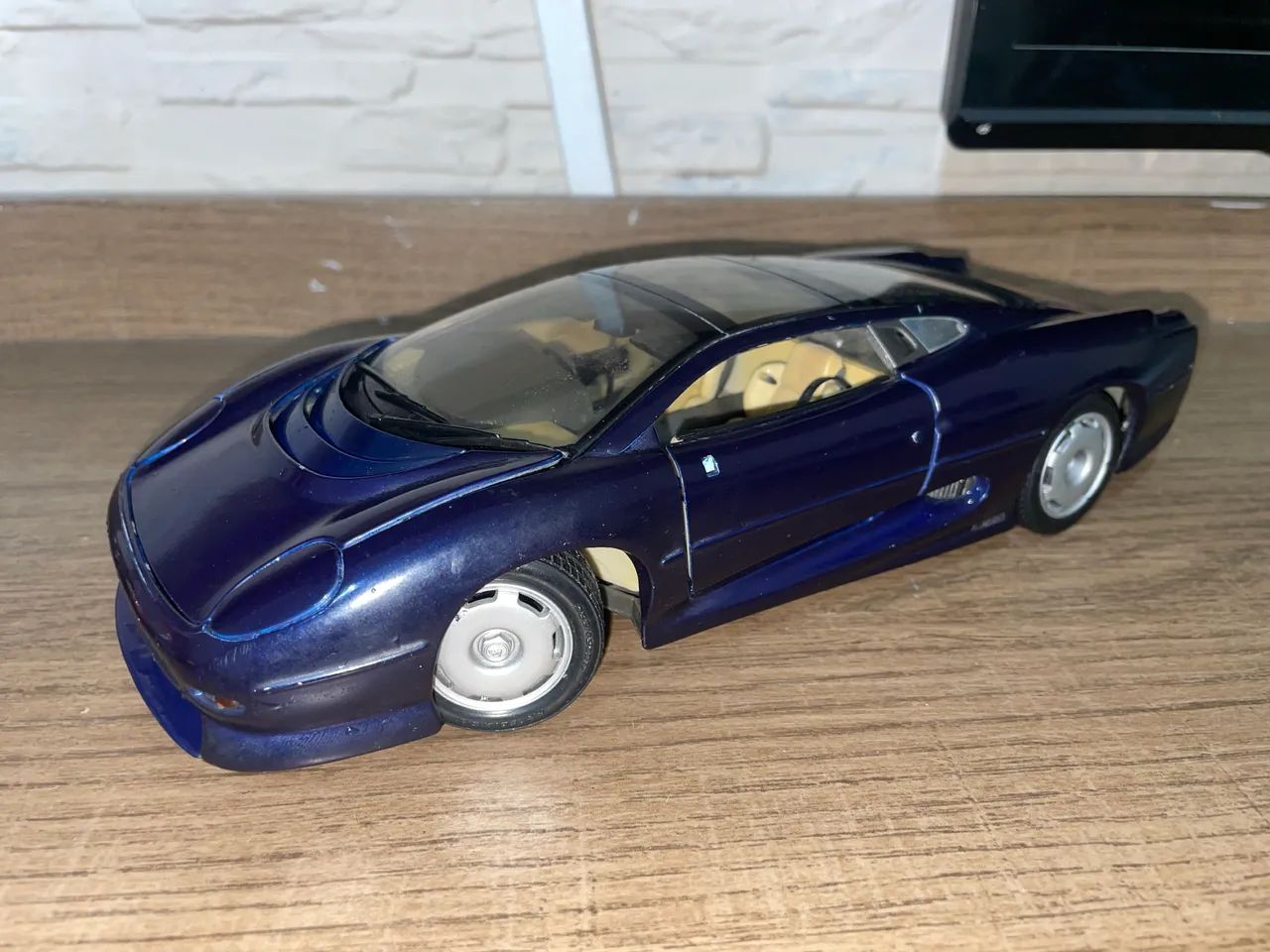 トップマルケス JAGUAR XJ 220 1/18 ミニカー Y0952 トップマルケス