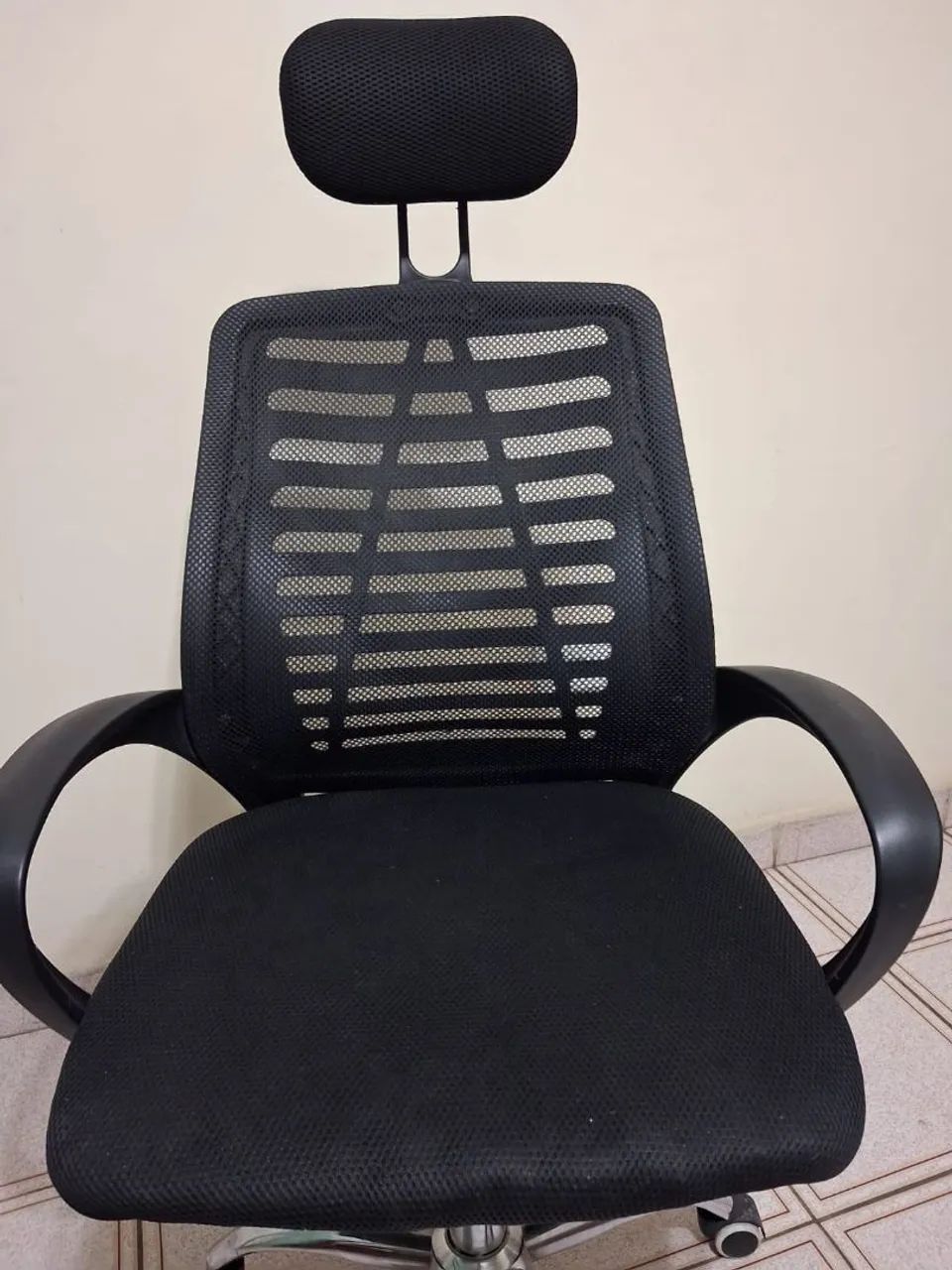 Cadeira de escritório com regulagem e rodízio - Foto 2