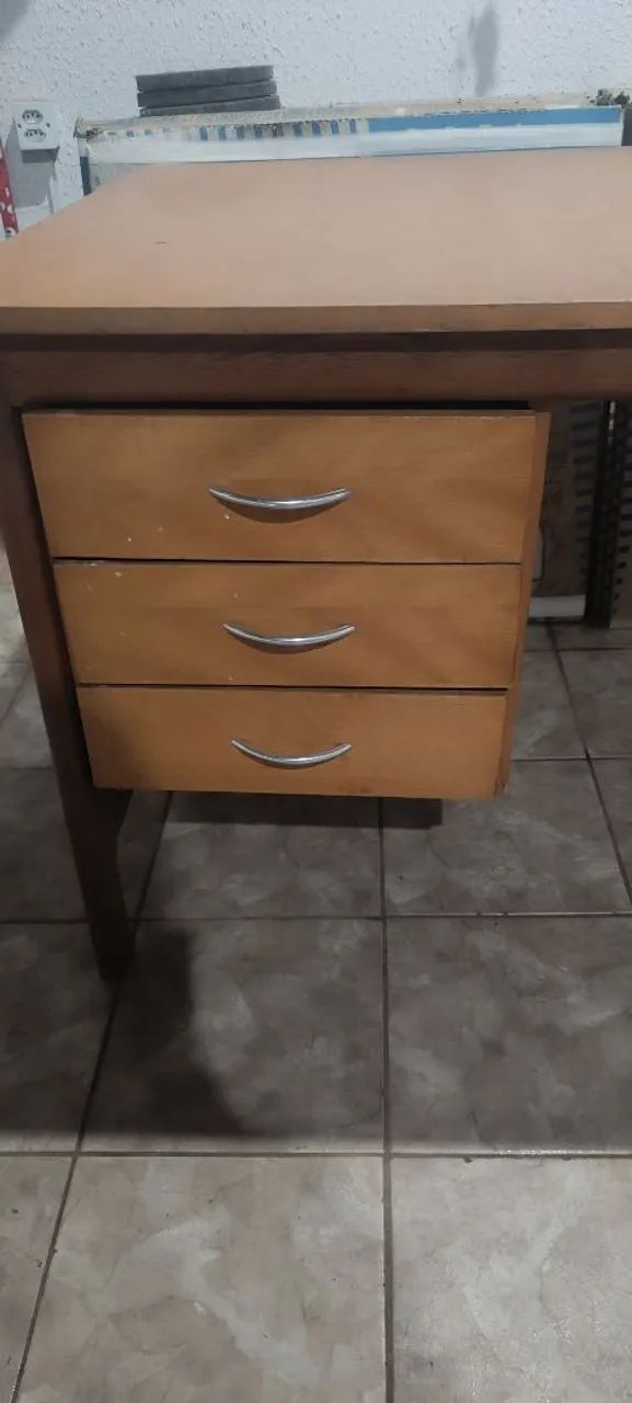 Mesa de escritório de madeira maciça 1.50m com 3 gavetas - Foto 2