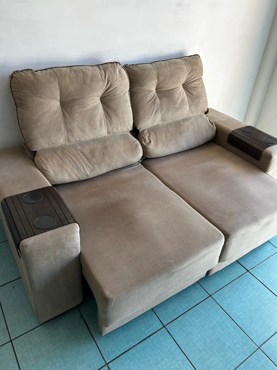 Sofá retrátil e reclinável em suede caramelo entregamos
