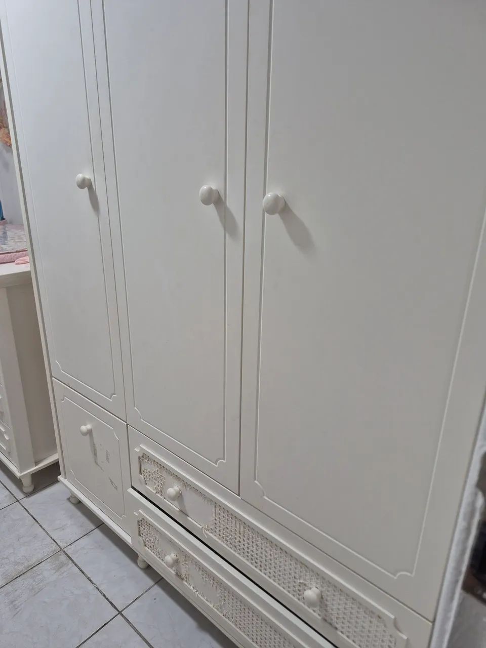 Guarda-roupas branco excelente