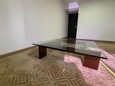 Mesa de centro Breton - base madeira tampo vidro